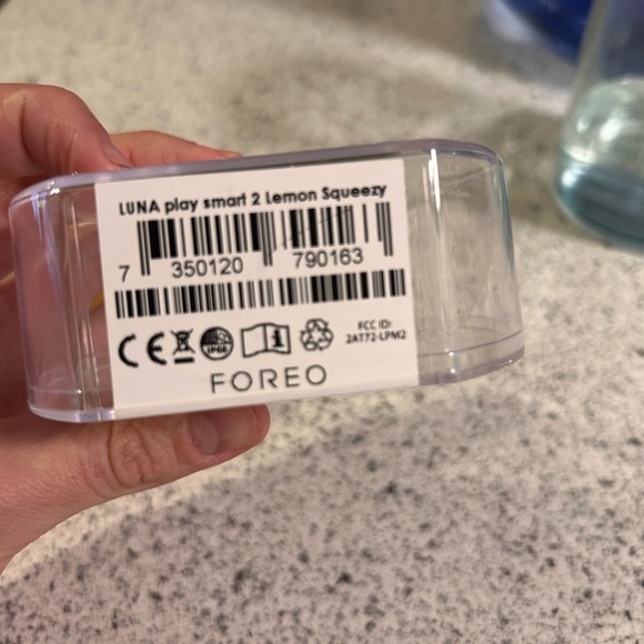 FOREO LUNA Play Smart 2 - Lemon Squeezy - Picture 3 of 4